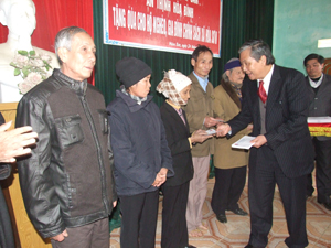 Ông Vũ Duy Bổng, Chủ tịch HĐQT Công ty CPBĐS An Thịnh thăm hỏi, tặng quà gia đình chính sách khó khăn xã Hòa Sơn (Lương Sơn).